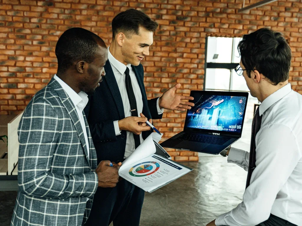 Équipe d'experts en marketing digital analysant des indicateurs de performance pour une stratégie de netlinking e-commerce dans un bureau moderne.