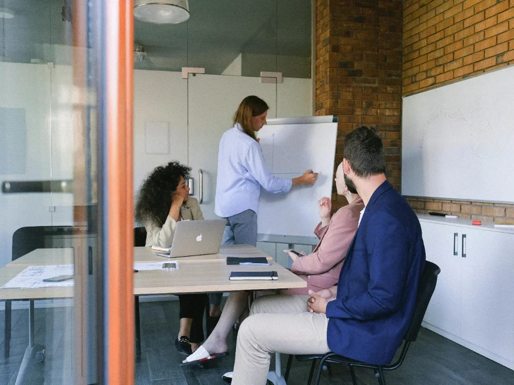 Deux experts en stratégie digitale analysant des graphiques de performance pour un audit technique en entreprise.
