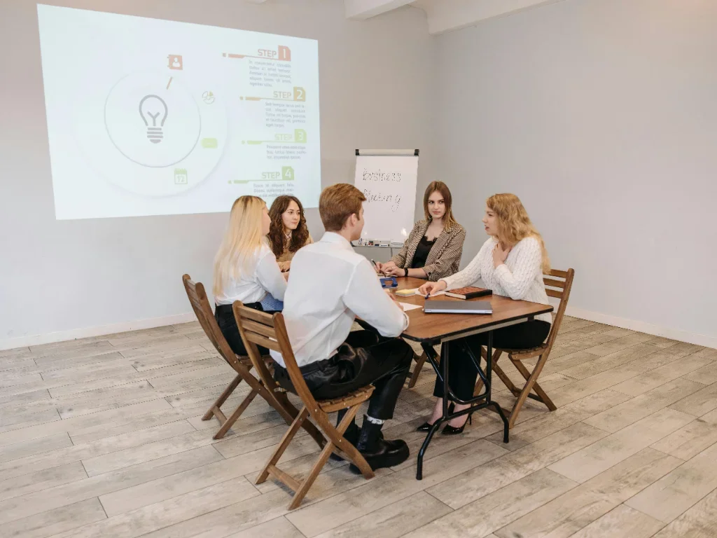 Deux professionnels du marketing travaillant sur une stratégie de netlinking et de citations locales dans un bureau moderne.