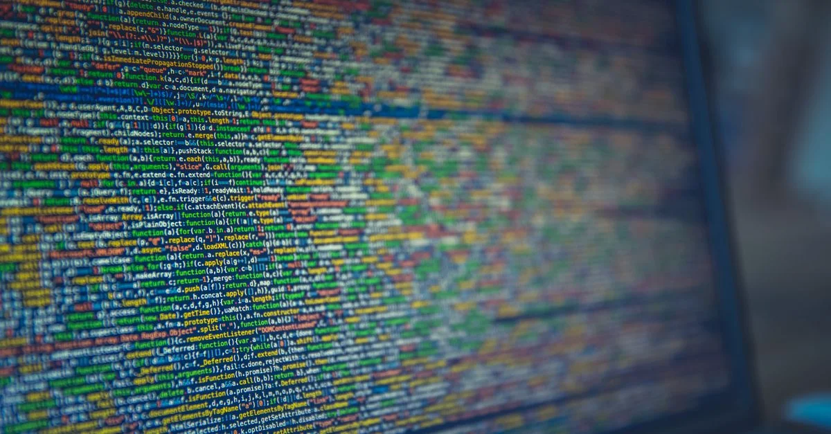 Une vue détaillée du code source coloré affiché sur un écran d'ordinateur, représentant la programmation moderne et la technologie.