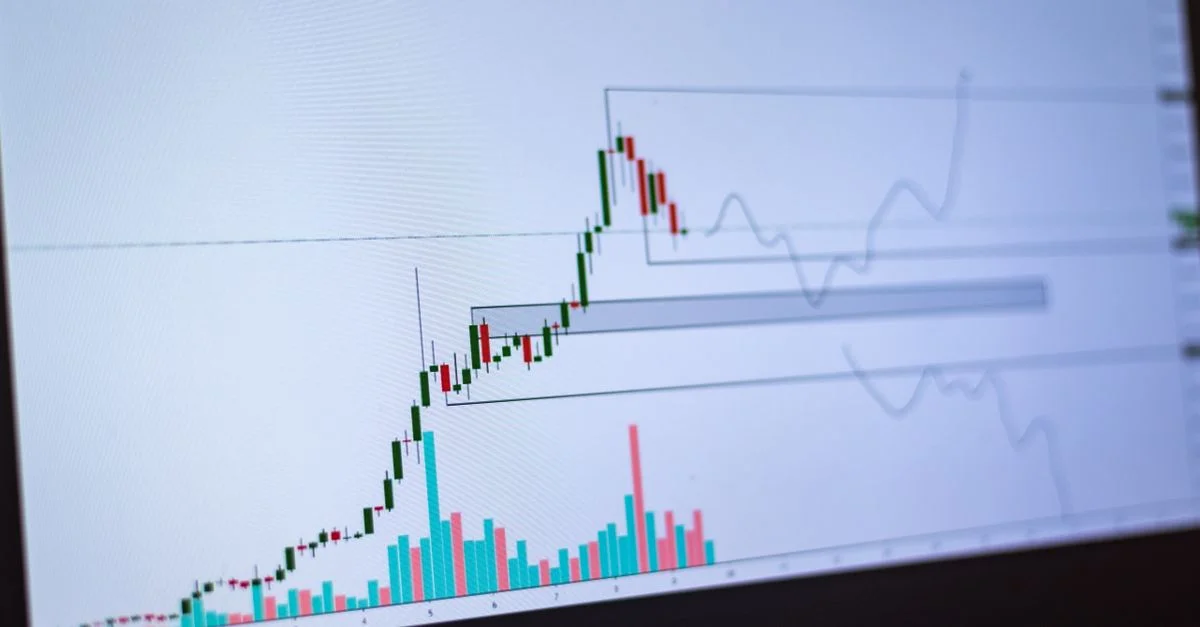 Vue détaillée d'un graphique de trading de cryptomonnaies sur un écran d'ordinateur, montrant les tendances du marché et les mouvements de prix.