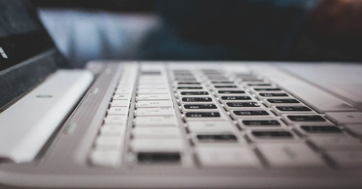 Vue détaillée d'un clavier d'ordinateur portable mettant en valeur un design et une technologie modernes.